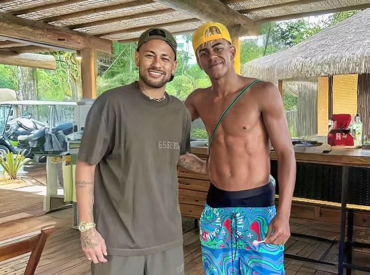 西媒：巴萨对亚马尔和内马尔度假一事非常不满，担心他被带坏